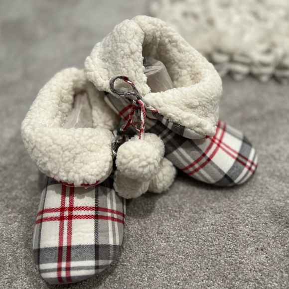 Pottery Barn • Red Plaid • Cozy Sherpa Slippers • Size Large - Picture 1 of 5